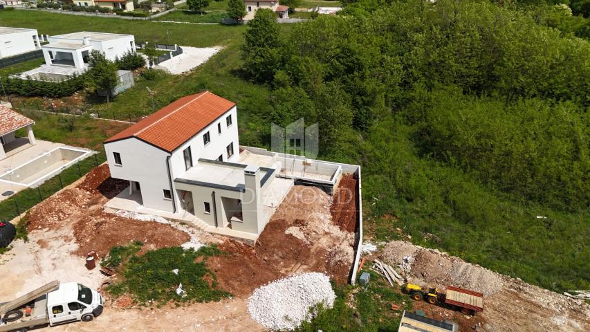 Kuća s bazenom u izgradnji, okolica Labina