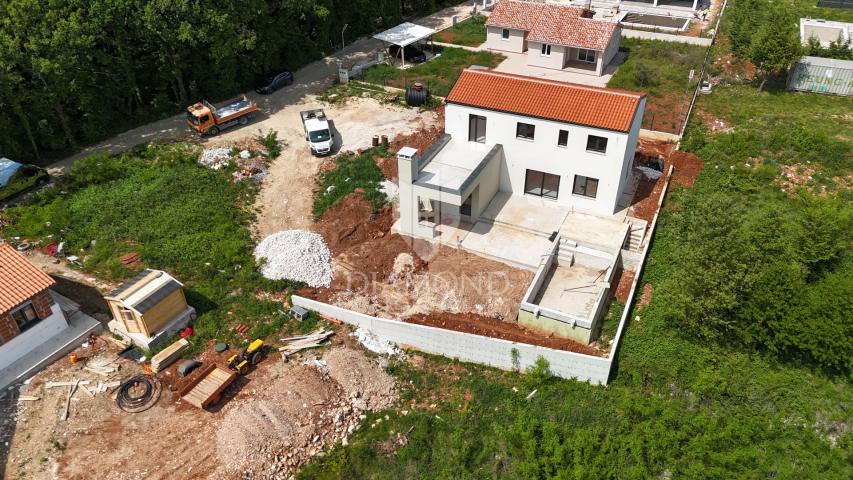 Kuća s bazenom u izgradnji, okolica Labina