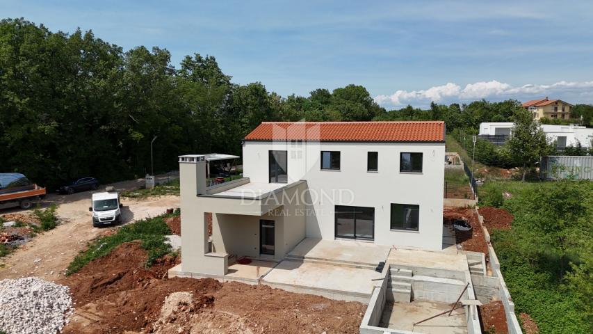 Kuća s bazenom u izgradnji, okolica Labina