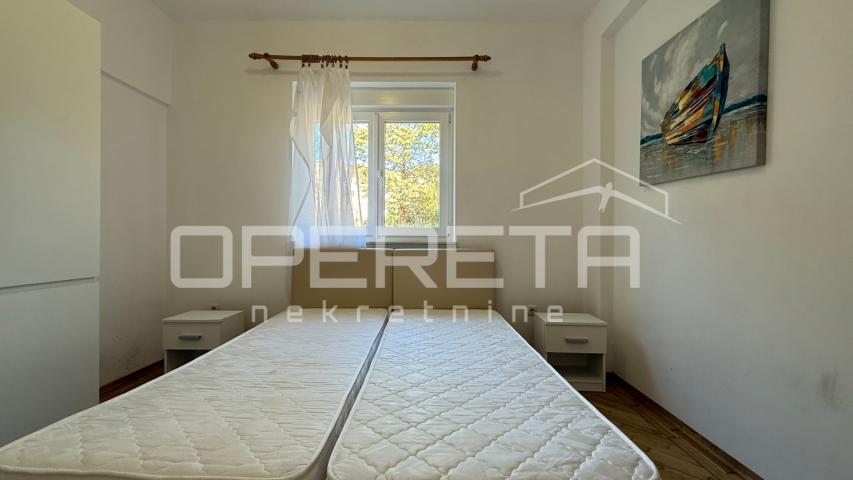 Novalja – Dvojna kuća s 2 trosobna apartmana i dvorištem