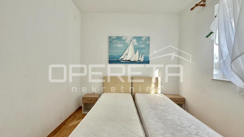 Novalja – Dvojna kuća s 2 trosobna apartmana i dvorištem