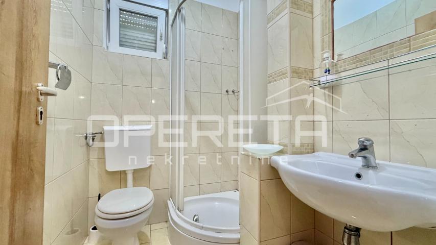 Novalja – Dvojna kuća s 2 trosobna apartmana i dvorištem