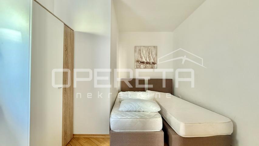 Novalja – Dvojna kuća s 2 trosobna apartmana i dvorištem