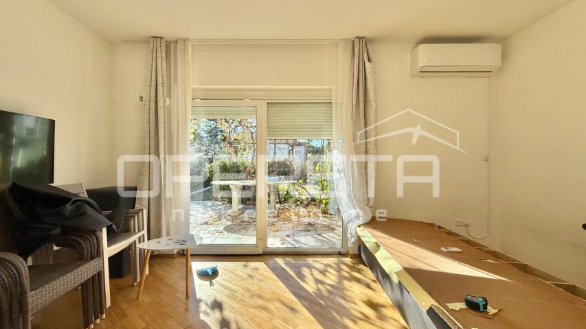 Novalja – Dvojna kuća s 2 trosobna apartmana i dvorištem