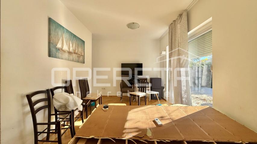 Novalja – Dvojna kuća s 2 trosobna apartmana i dvorištem