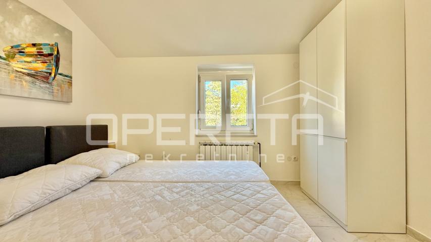 Novalja – Dvojna kuća s 2 trosobna apartmana i dvorištem