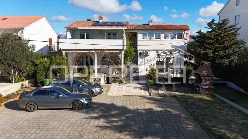 Novalja – Dvojna kuća s 2 trosobna apartmana i dvorištem