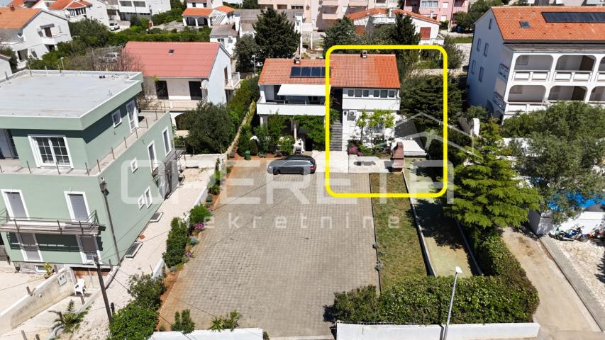 Novalja – Dvojna kuća s 2 trosobna apartmana i dvorištem