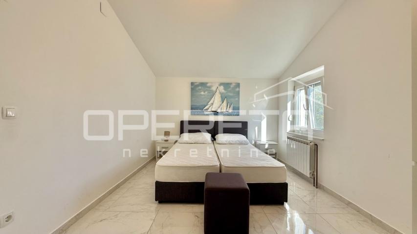 Novalja – trosobni apartman 85 m², 500 m od mora