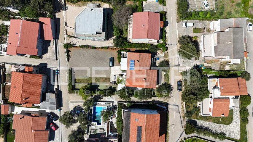 Novalja – trosobni apartman 85 m², 500 m od mora