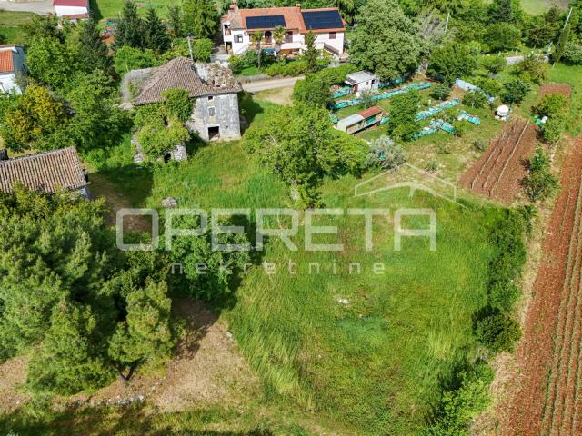 Istra, Vižinada okoliuca- Stara kamena kuća s okućnicom za adaptaciju