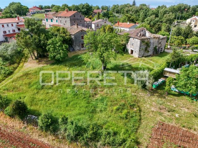 Istra, Vižinada okoliuca- Stara kamena kuća s okućnicom za adaptaciju