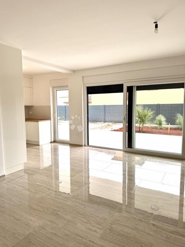 NOVIGRAD – MODERAN STAN S PRIVATNIM BAZENOM I TERASOM