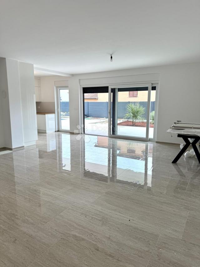 NOVIGRAD – MODERAN STAN S PRIVATNIM BAZENOM I TERASOM