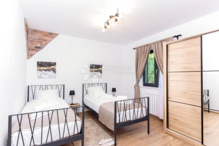 LABIN, OSIGURANA PRIVATNOST-vila okružena prirodom, grijani bazen, sauna i jacuzzi
