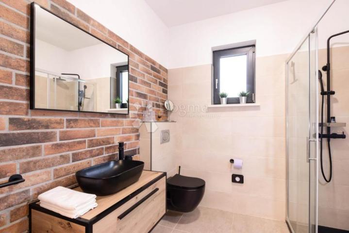 LABIN, OSIGURANA PRIVATNOST-vila okružena prirodom, grijani bazen, sauna i jacuzzi