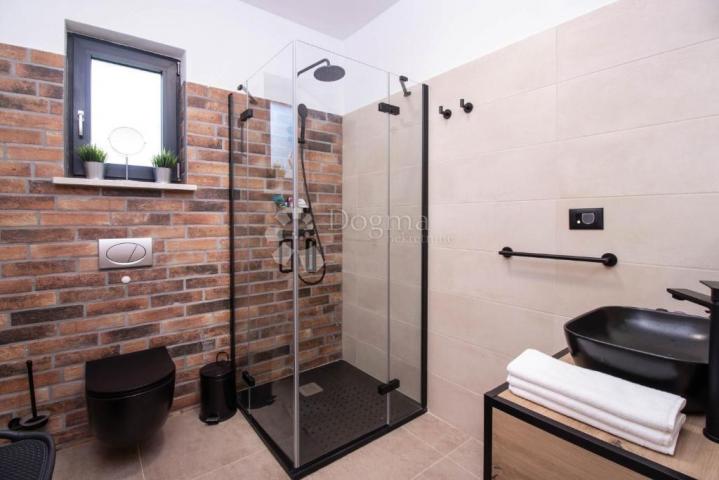 LABIN, OSIGURANA PRIVATNOST-vila okružena prirodom, grijani bazen, sauna i jacuzzi