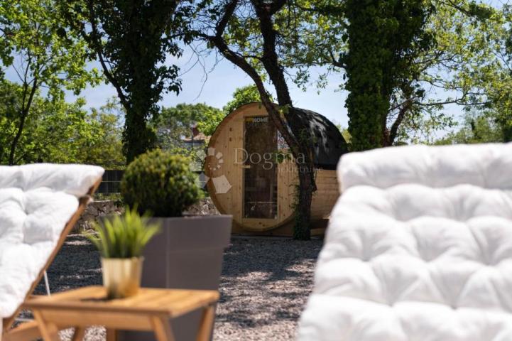 LABIN, OSIGURANA PRIVATNOST-vila okružena prirodom, grijani bazen, sauna i jacuzzi