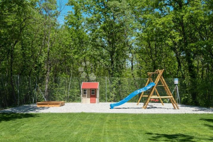 LABIN, OSIGURANA PRIVATNOST-vila okružena prirodom, grijani bazen, sauna i jacuzzi