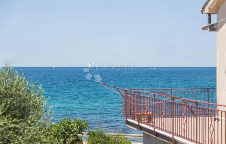 Umag okolica, kamena kuća 2 red mora