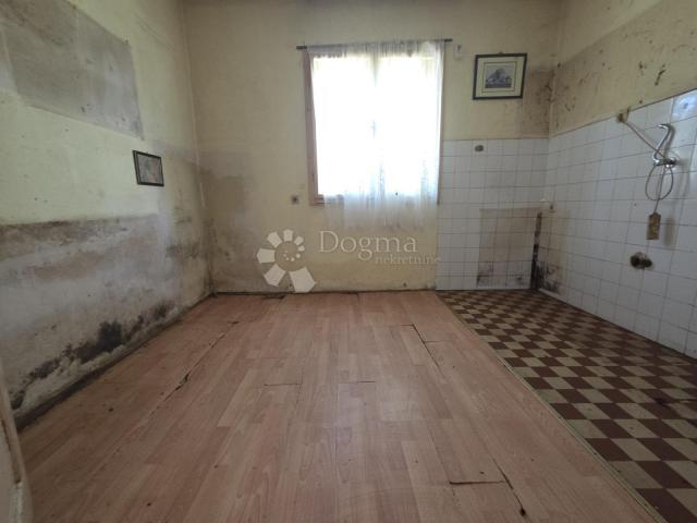 Nova Gradiška – odlična lokacija, kuća za adaptaciju