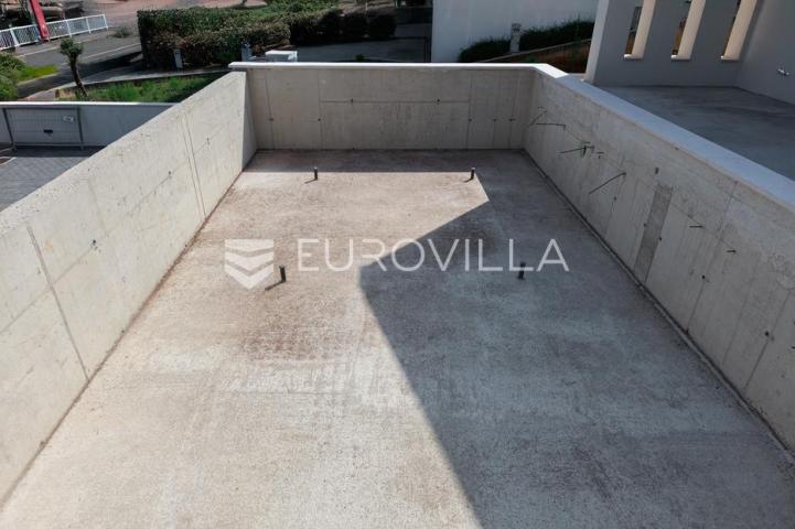 Lovran, Centar, ekskluzivan stan 141 m² s bazenom i pogledom na more