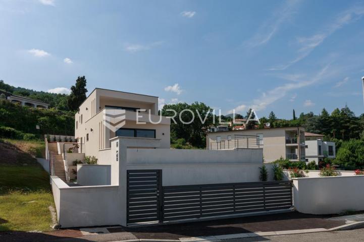 Lovran, Centar, ekskluzivan stan 141 m² s bazenom i pogledom na more