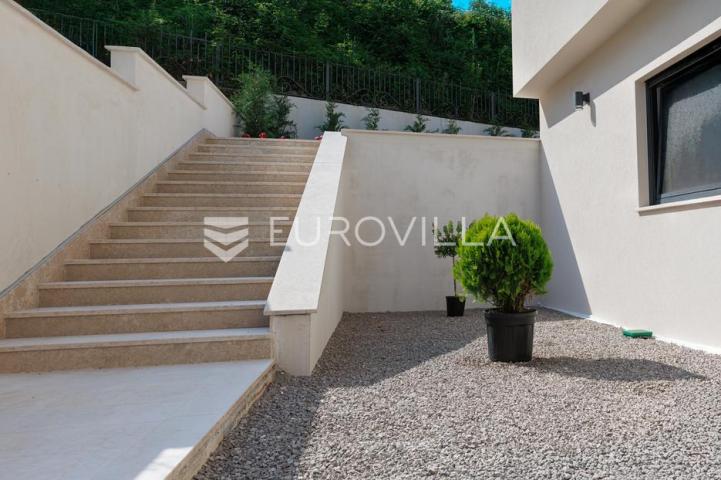 Lovran, Centar, ekskluzivan stan 141 m² s bazenom i pogledom na more