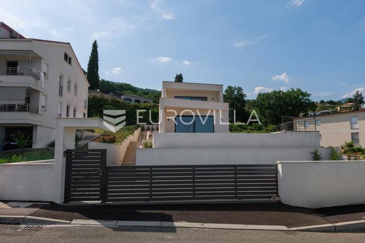 Lovran, Centar, ekskluzivan stan 141 m² s bazenom i pogledom na more