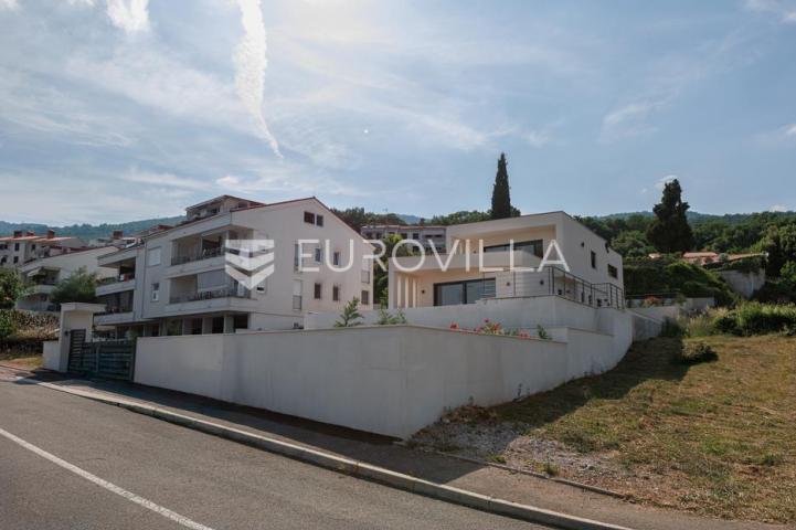 Lovran, Centar, ekskluzivan stan 141 m² s bazenom i pogledom na more