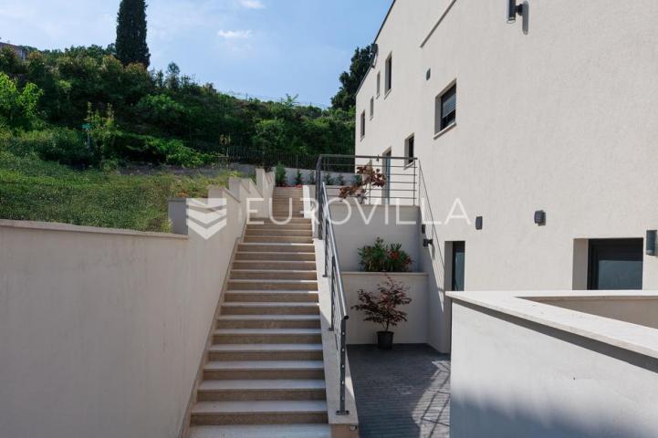 Lovran, Centar, ekskluzivan stan 141 m² s bazenom i pogledom na more