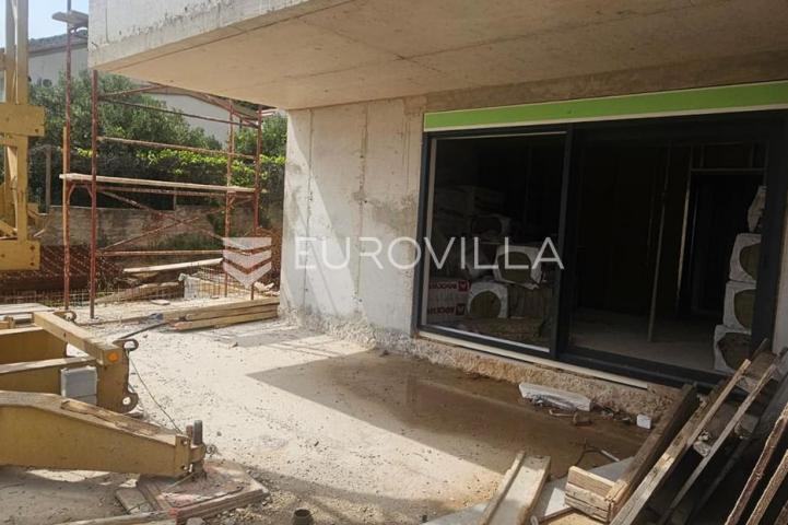 Trogir, , Seget Donji stan 71,65 m² s vrtom u novogradnji s garažom i liftom