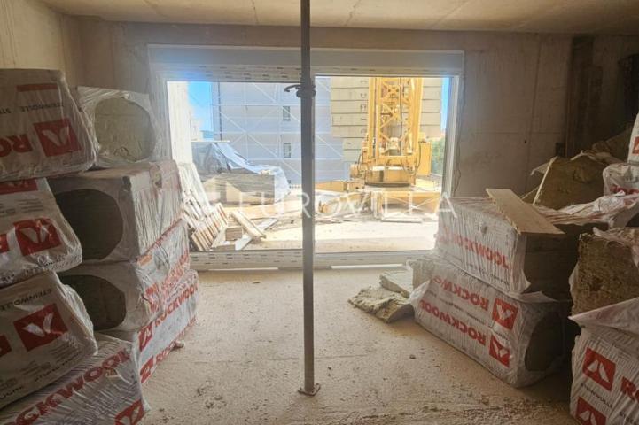 Trogir, , Seget Donji stan 71,65 m² s vrtom u novogradnji s garažom i liftom