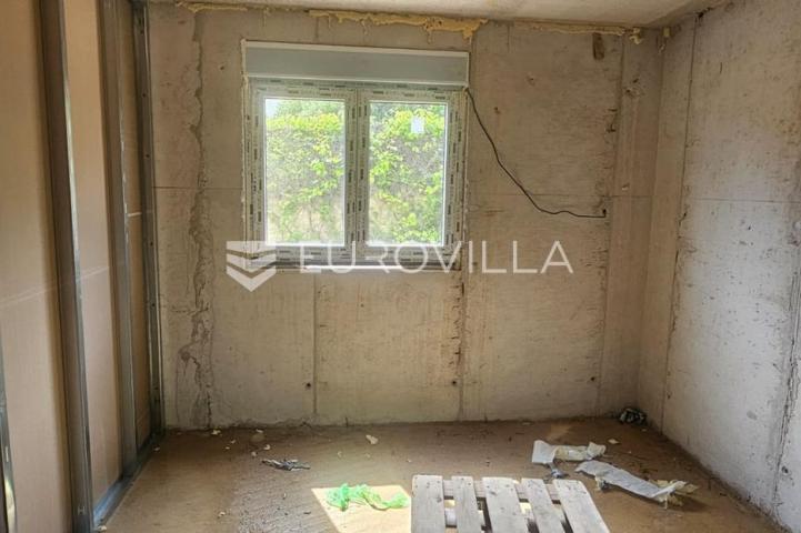 Trogir, , Seget Donji stan 71,65 m² s vrtom u novogradnji s garažom i liftom