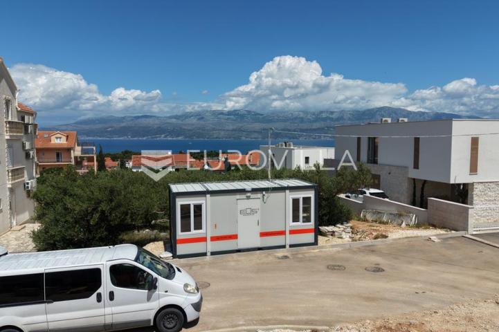 Brač, Supetar, dvosoban stan na prvom katu s pogledom na more
