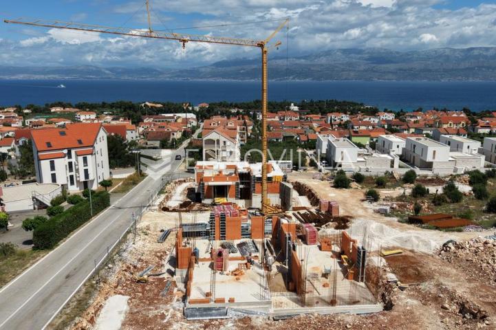 Brač, Supetar, dvosoban stan na prvom katu s pogledom na more