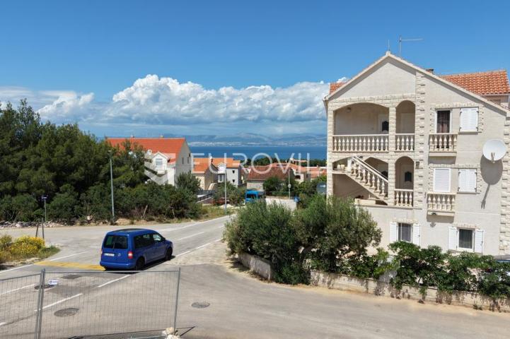 Brač, Supetar, dvosoban stan na prvom katu s pogledom na more