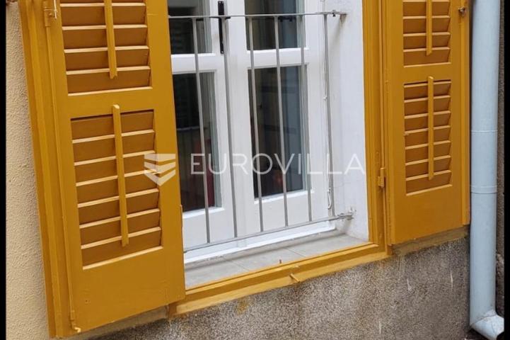 Senj, dvosobni stan od 57 m² u strogom centru