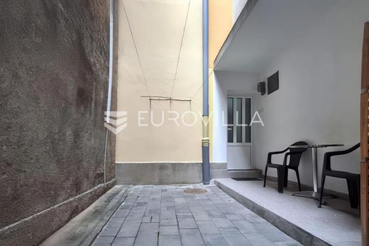 Senj, dvosobni stan od 57 m² u strogom centru