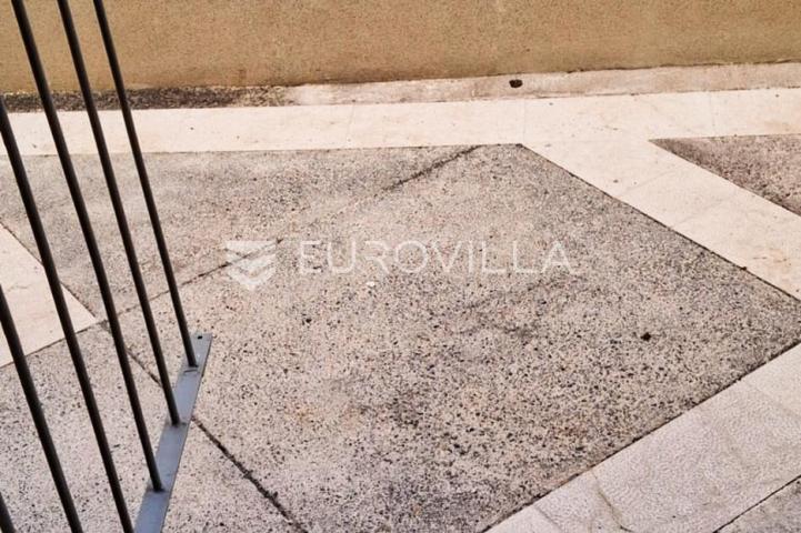 Senj, dvosobni stan od 57 m² u strogom centru