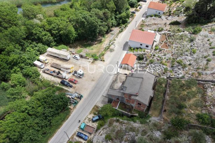 Metković, Momići, zgrada stambeno poslovne namjene 516 m²