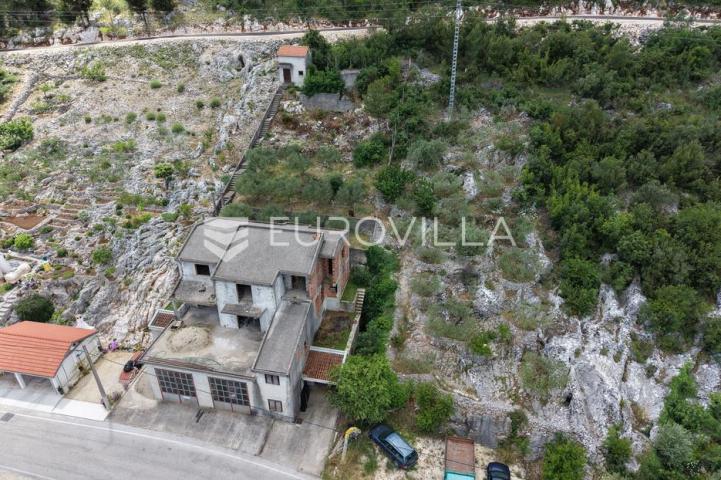 Metković, Momići, zgrada stambeno poslovne namjene 516 m²