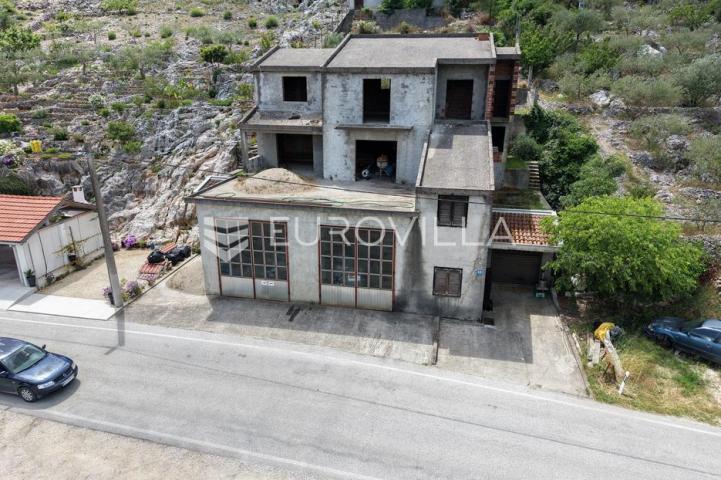 Metković, Momići, zgrada stambeno poslovne namjene 516 m²