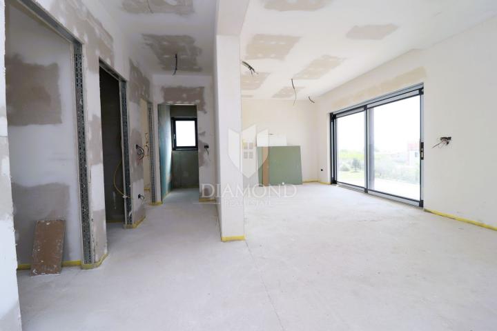 Poreč, okolica, stan sa prostranom okućnicom (310m2)