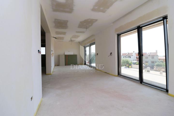 Poreč, okolica, stan sa prostranom okućnicom (310m2)