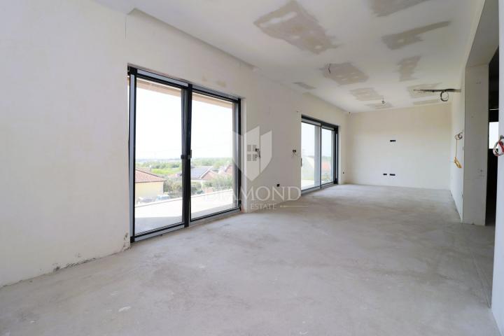 Poreč, okolica, stan sa prostranom okućnicom (310m2)