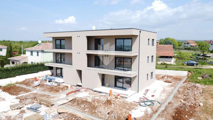 Poreč, okolica, stan sa prostranom okućnicom (310m2)