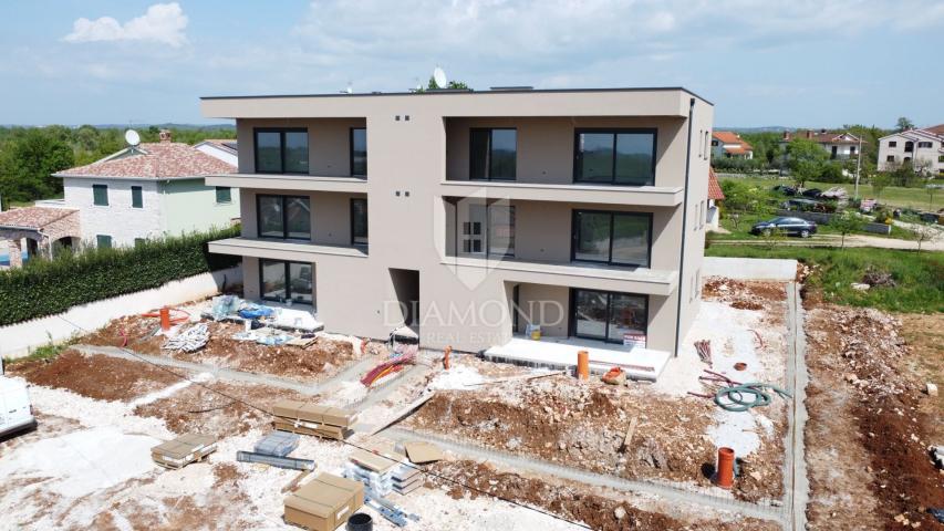 Poreč, okolica, stan sa prostranom okućnicom (310m2)