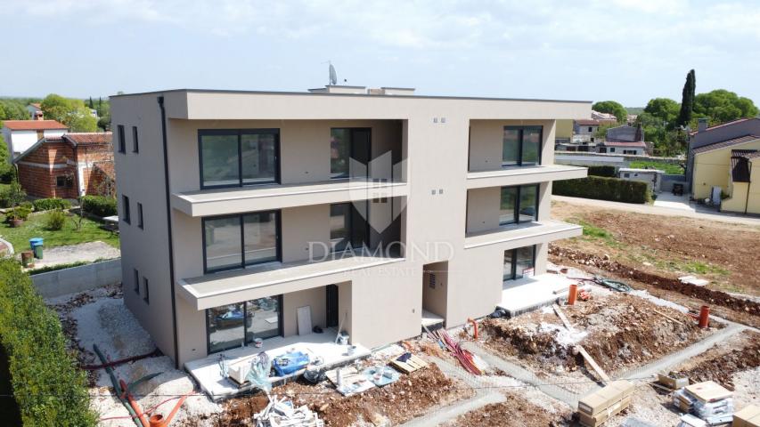 Poreč, okolica, stan sa prostranom okućnicom (310m2)
