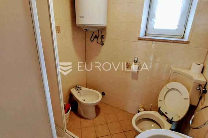 Istra, Motovun, prekrasna kuća sa dva stana i konobom